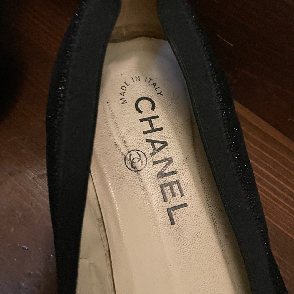 CHANEL Black Flats with Textured Detail - Picture 2 of 5